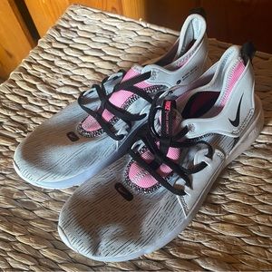 Brand new with tags Nike sneakers size 7 1/2